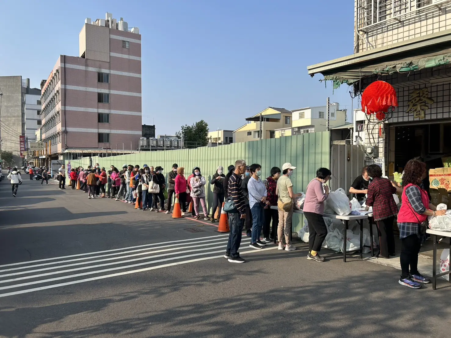 太平居民排隊參與地方物資分享活動